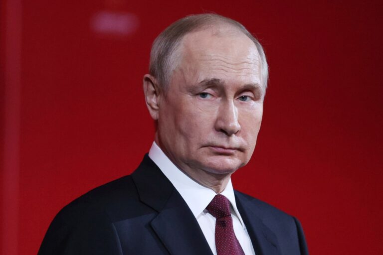 Russia ‘On the Verge’ of Recession, Putin Minister Says