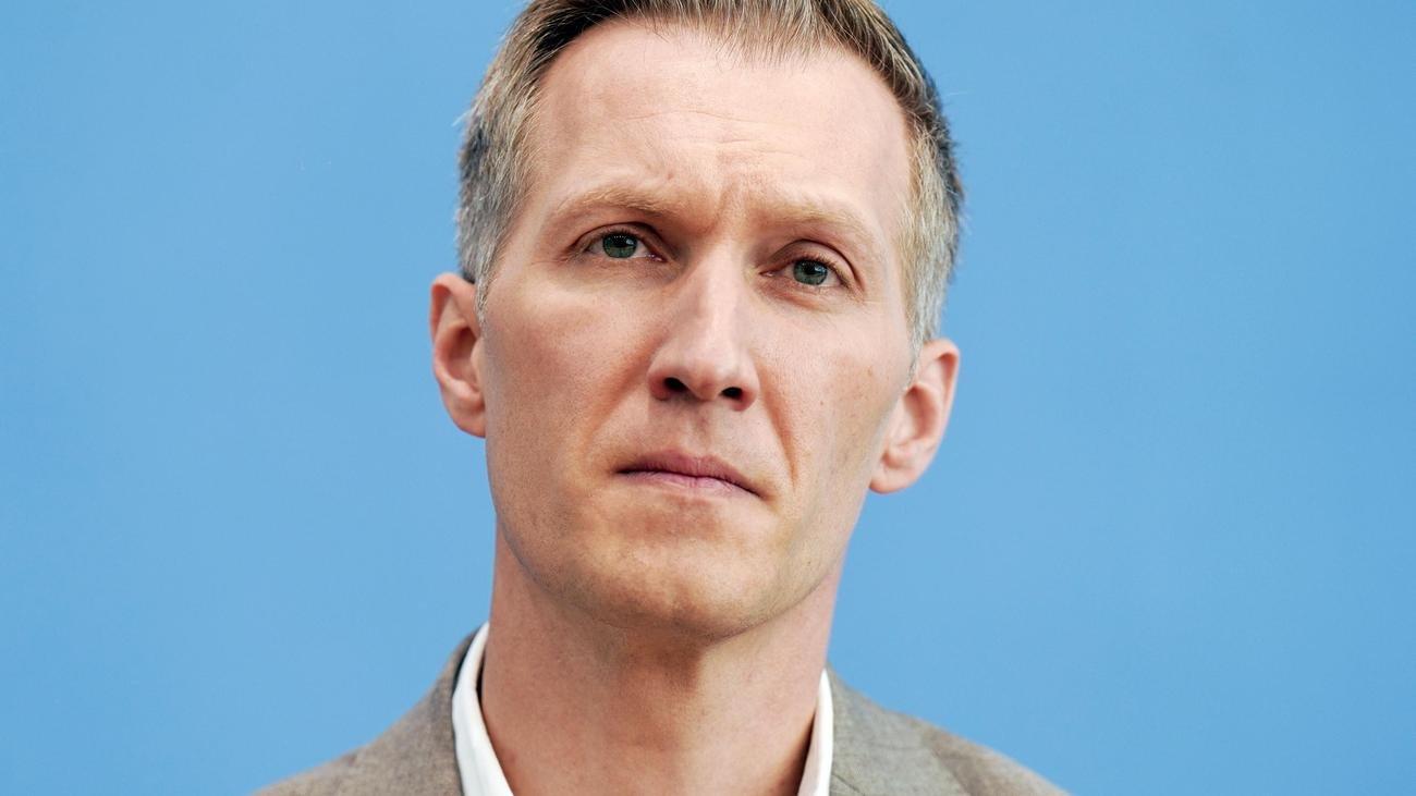 Daniel Terzenbach: “We should socially accept English as a working language”